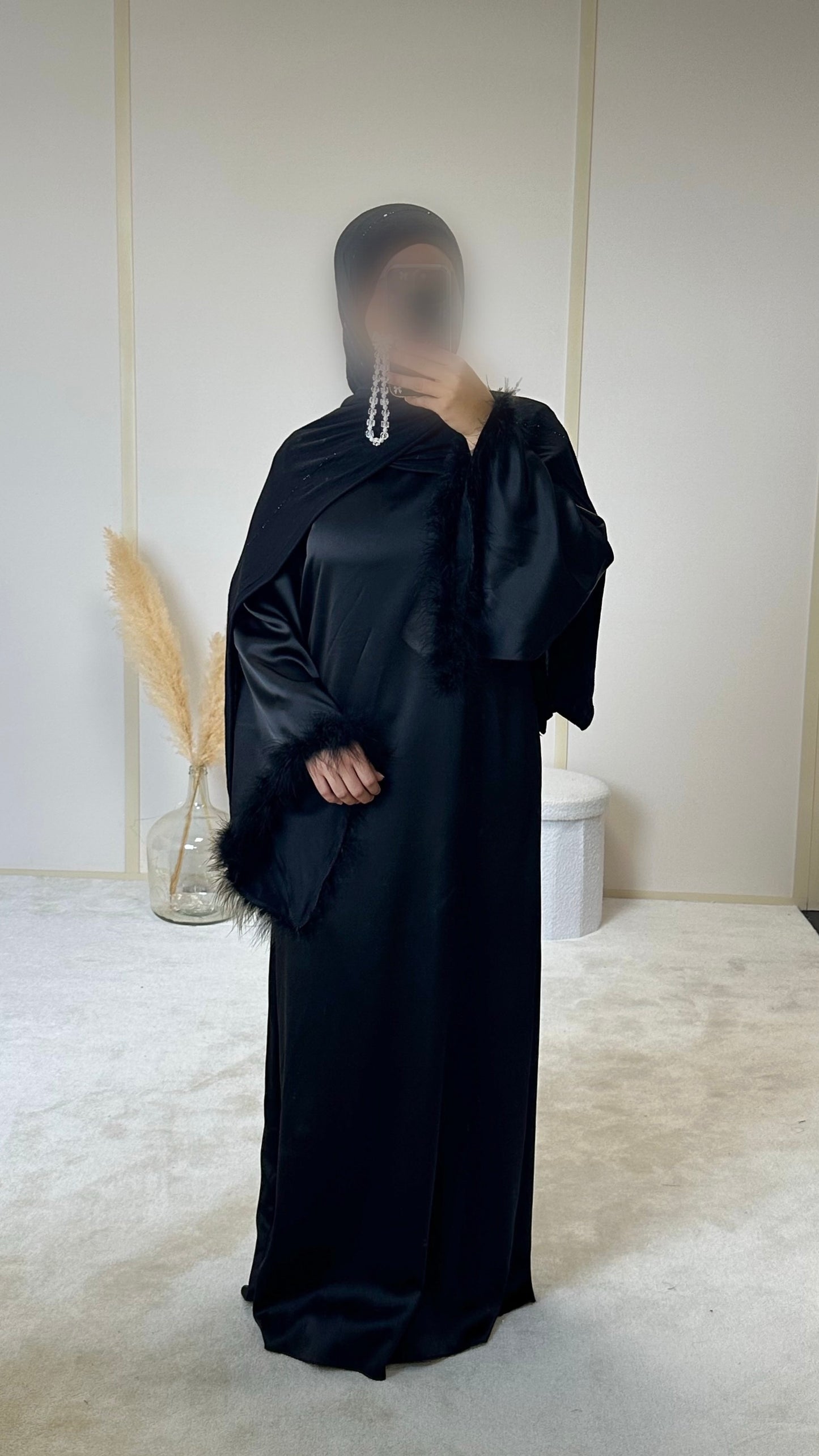 Robe noir satinée à plumes