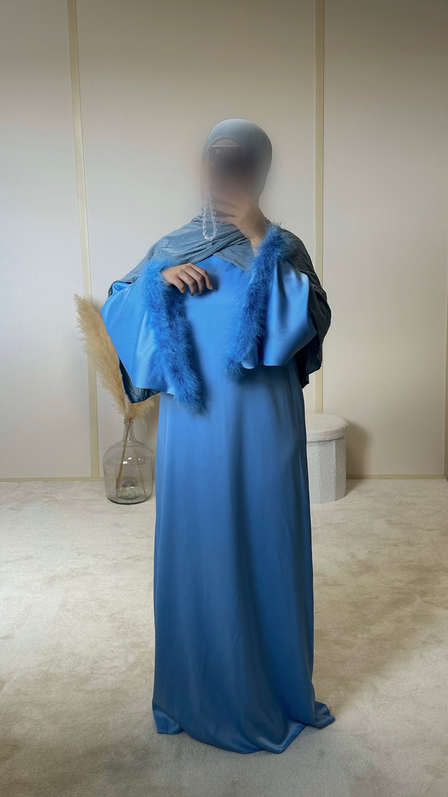 Robe bleu satinée à plumes