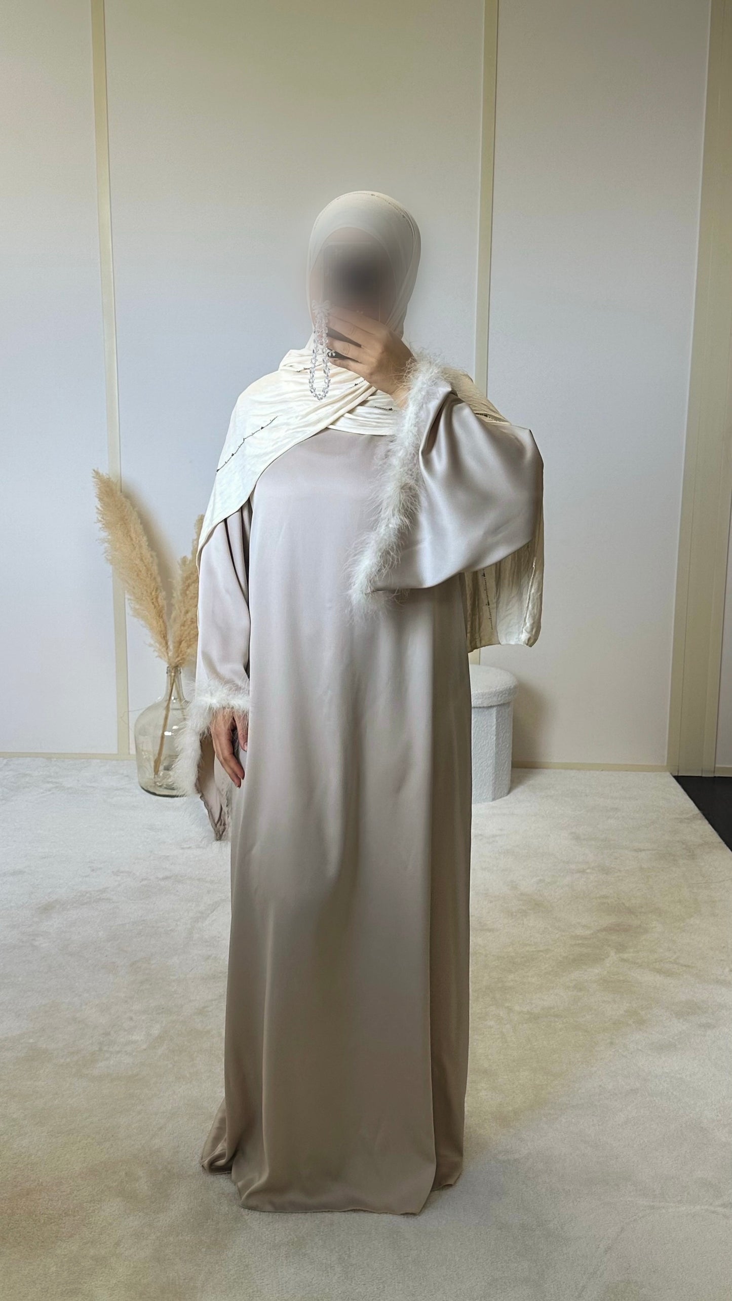 Robe beige satinée à plumes