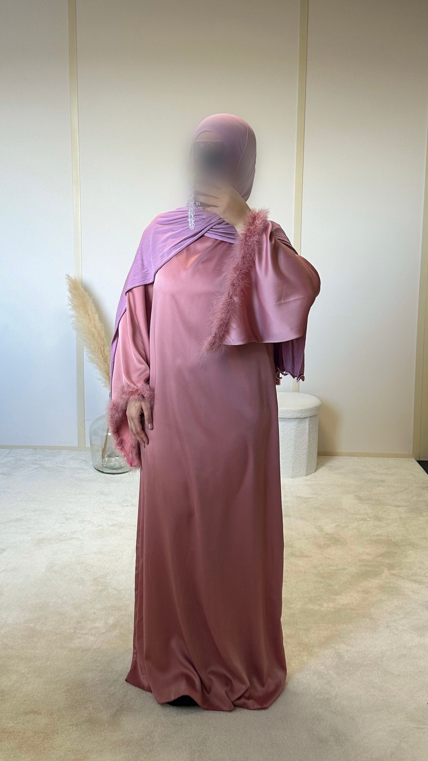 Robe rose satinée à plumes