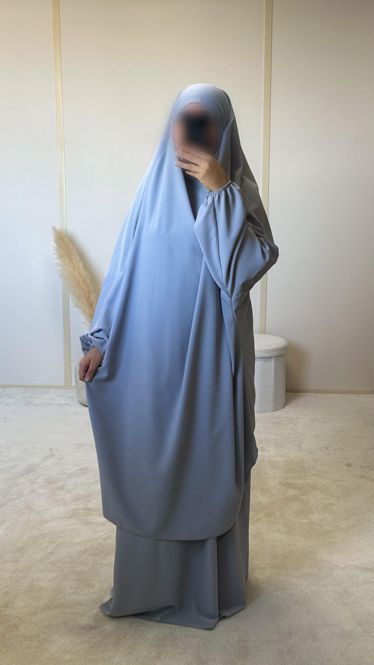 Jilbab 2 pièces avec jupe en soie de Médine [gris clair]