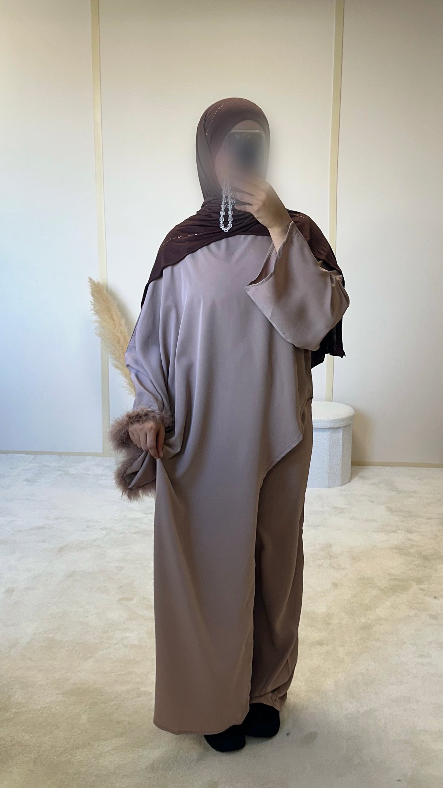 Ensemble Sassia taupe à plumes