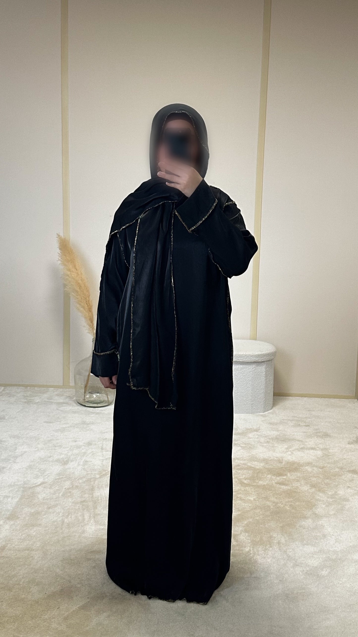 Abaya noir avec voile à bordure dorée